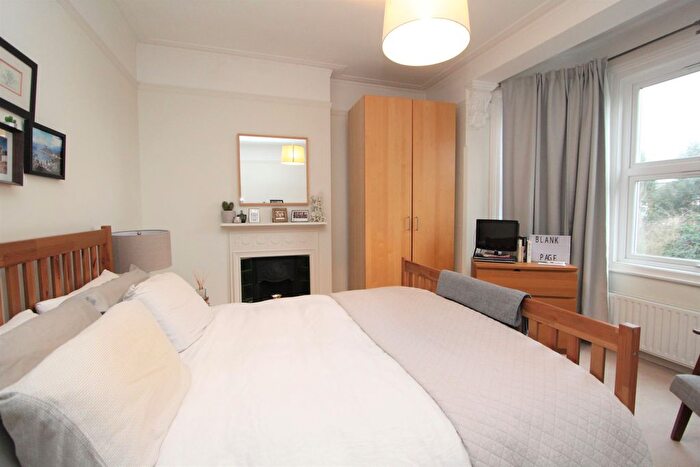 3 Bedroom Flat To Rent In Creffield Road, London, W3