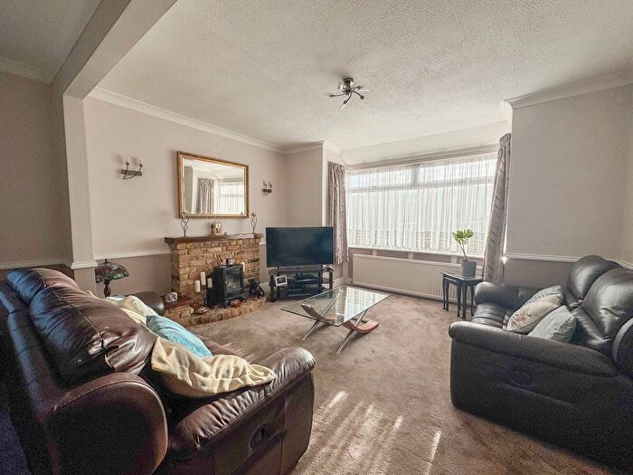 2 Bedroom Semi-Detached House For Sale In Aldermans Hill, Hockley, SS5