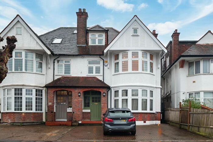 2 Bedroom Flat For Sale In Woodstock Avenue, Golders Green, NW11