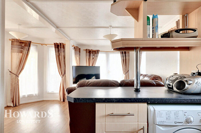 3 Bedroom Chalet For Sale In Beach Farm, Arbor Lane, Lowestoft, NR33