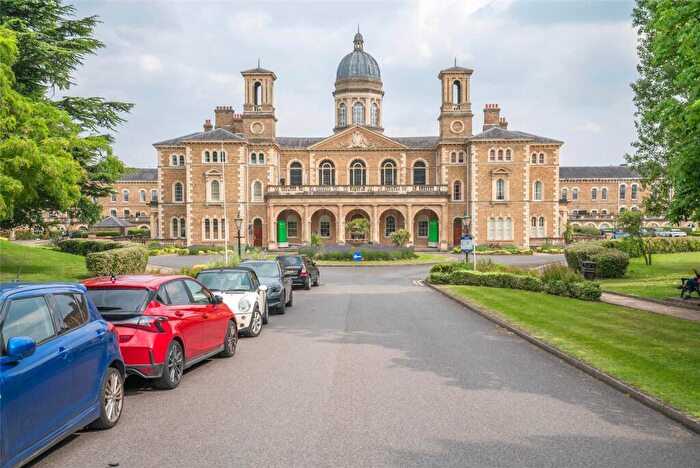 3 Bedroom Penthouse For Sale In Royal Drive, London, N11