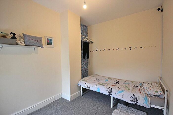 3 Bedroom Terraced House For Sale In Iddesleigh Road, Bedford, Bedfordshire, MK40