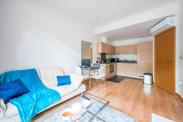 1 Bedroom Flat To Rent In Queenstown Road, Battersea Park, London, SW11