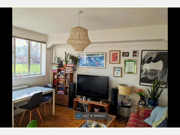 2 Bedroom Flat To Rent In Sandhurst Court, London SW2