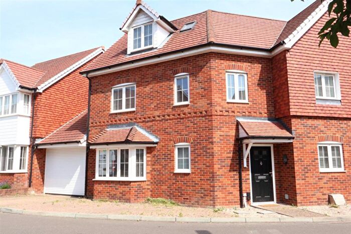 4 Bedroom Semi Detached House For Sale In Woodacres Way, Hailsham, BN27