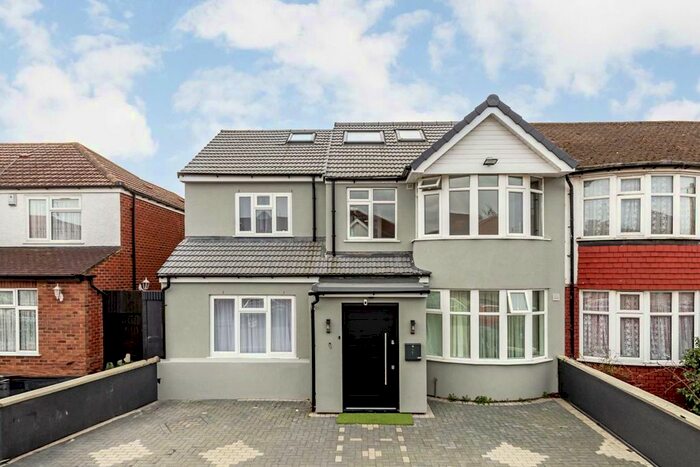 2 Bedroom Flat To Rent In David Avenue, Greenford, UB6