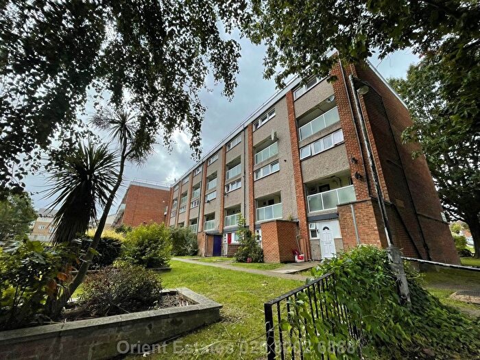 3 Bedroom Flat To Rent In Belle Vue Estate, Hendon, NW4