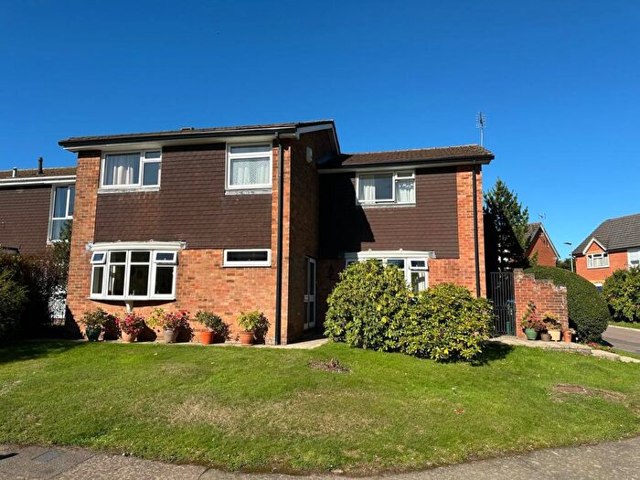 4 Bedroom Detached House For Sale In Fieldway, Bovingdon, HP3