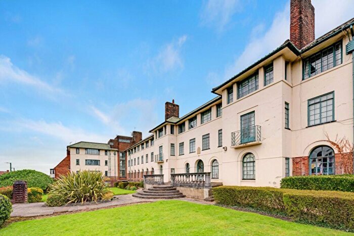 2 Bedroom Apartment For Sale In The Pantiles, Finchley Road, NW11