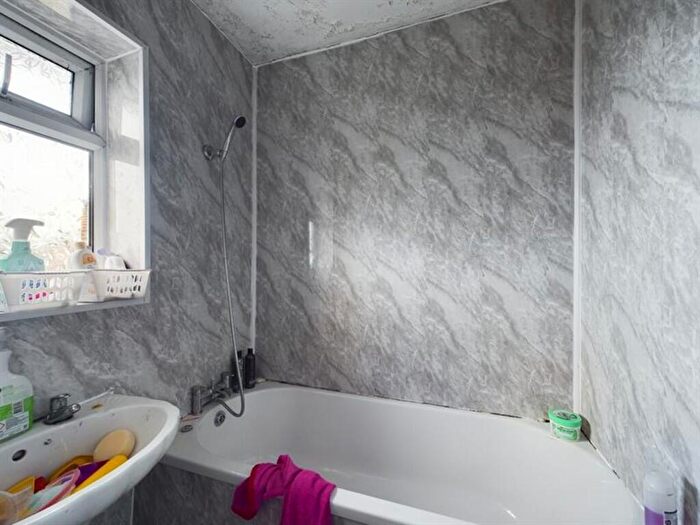 3 Bedroom End Of Terrace House For Sale In Leam Lane, Gateshead, Tyne And Wear, NE10