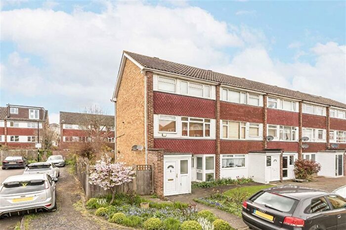 2 Bedroom Maisonette To Rent In Alanthus Close, London, SE12