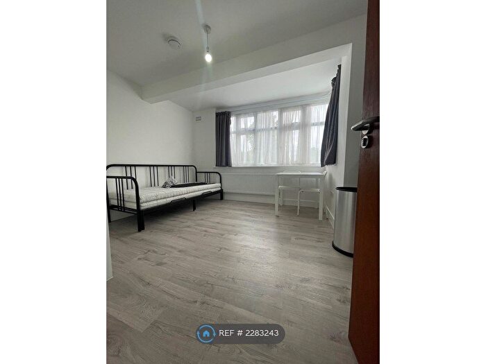 Studio To Rent In Empire Avenue, London, N18