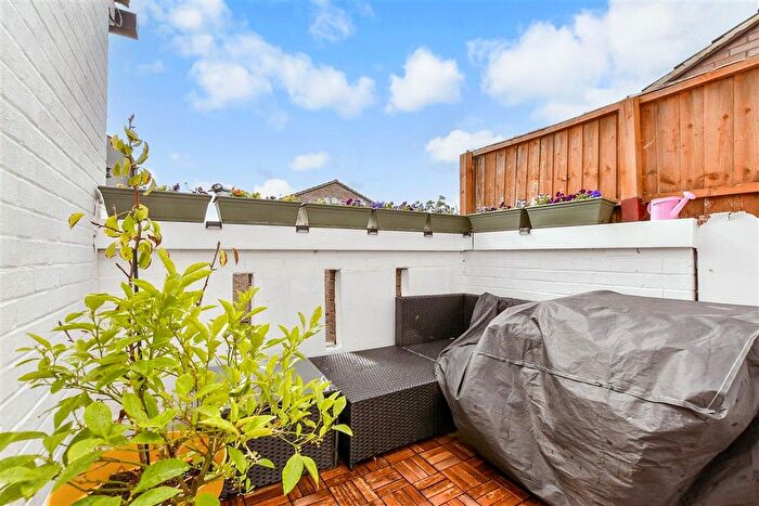 3 Bedroom Maisonette For Sale In Douglas Close, Wallington, Surrey, SM6