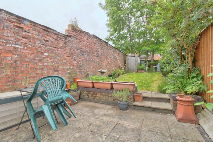2 Bedroom End Of Terrace House For Sale In St. Pauls Road, Luton, LU1