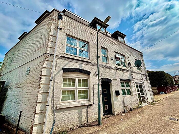 Flat To Rent In Wellington Passage, Wanstead, E11