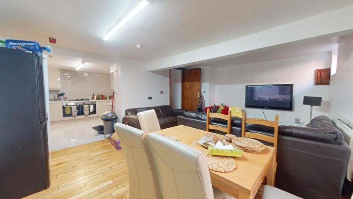 8 Bedroom Terraced House To Rent In Manor Terrace, Hyde Park, Leeds, LS6