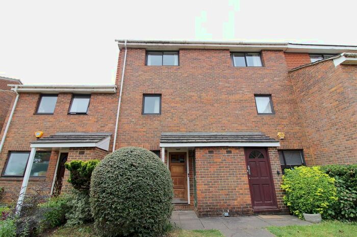 4 Bedroom Property To Rent In Cardinal Close, Caversham, Reading, RG4