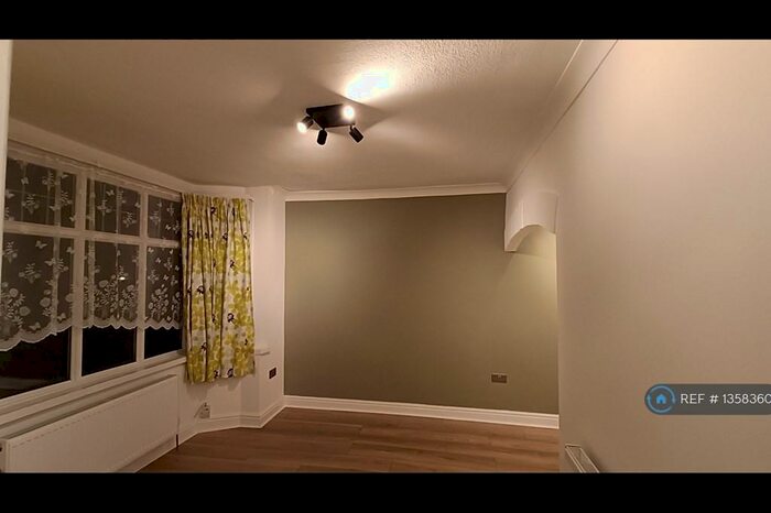 3 Bedroom Semi-Detached House To Rent In Orchard Avenue, Solihull, B91