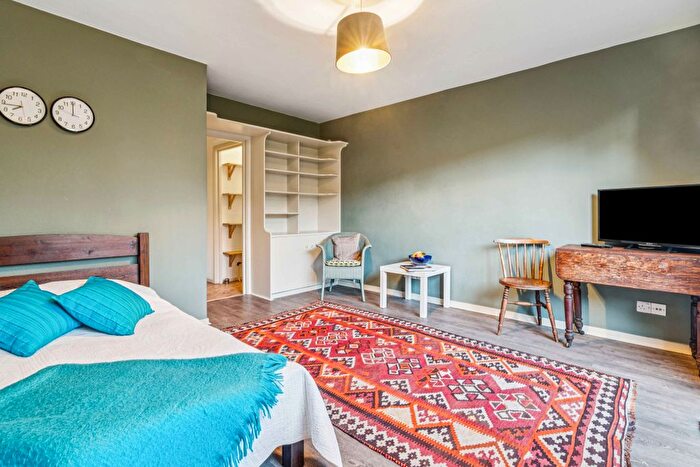 Studio To Rent In St. Andrews Square, London, Uk, W11