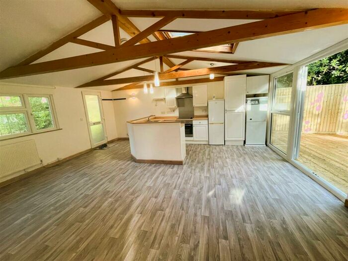 2 Bedroom Detached Bungalow To Rent In Pinelands Road, Chilworth, SO16