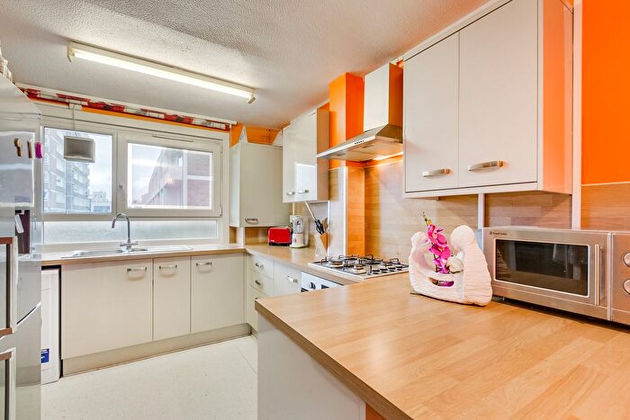 2 Bedroom Flat To Rent In Badric Court, SW11