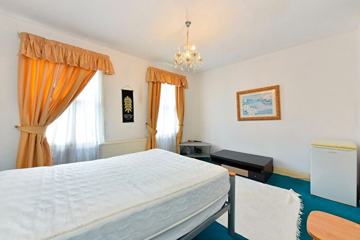 1 Bedroom Property To Rent In Kinnoul Road, Barons Court, London, W6