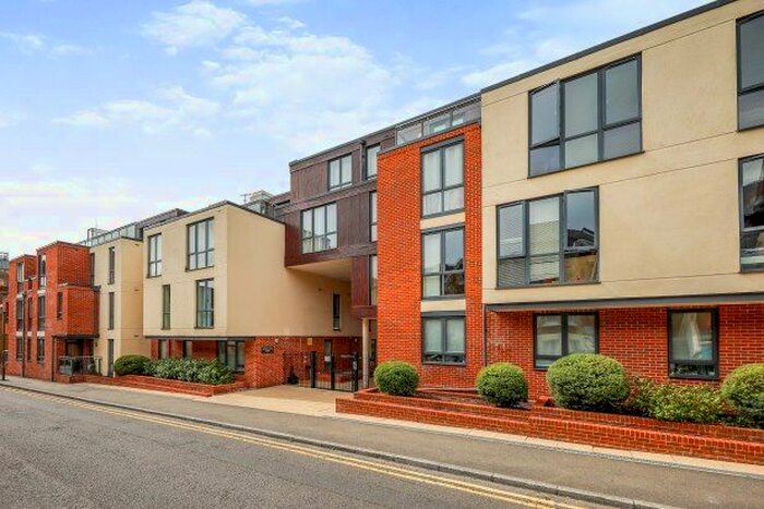 2 Bedroom Flat To Rent In Martyr Road, Guildford, GU1