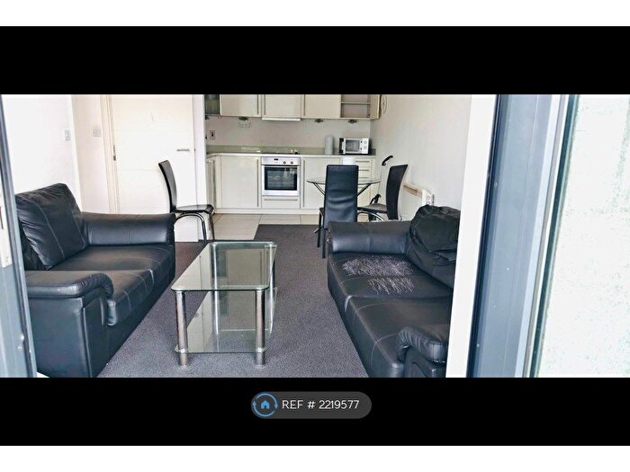2 Bedroom Flat To Rent In Castlebank Place, Glasgow, G11