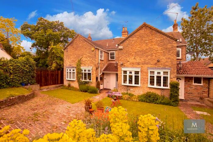 2 Bedroom Terraced House To Rent In High Road, Chigwell, IG7