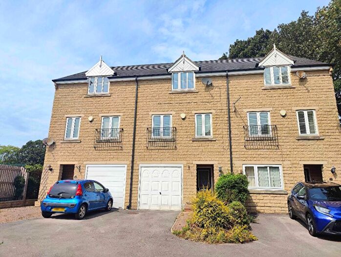 3 Bedroom Town House For Sale In Larkfield Court, Brighouse, HD6