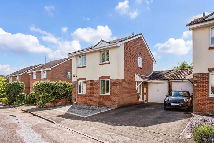 3 Bedroom Detached House For Sale In Honeysuckle Close, Locks Heath, Southampton, SO31