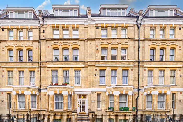 2 Bedroom Flat For Sale In Elm Park Gardens, Chelsea, London, United Kingdom, SW10