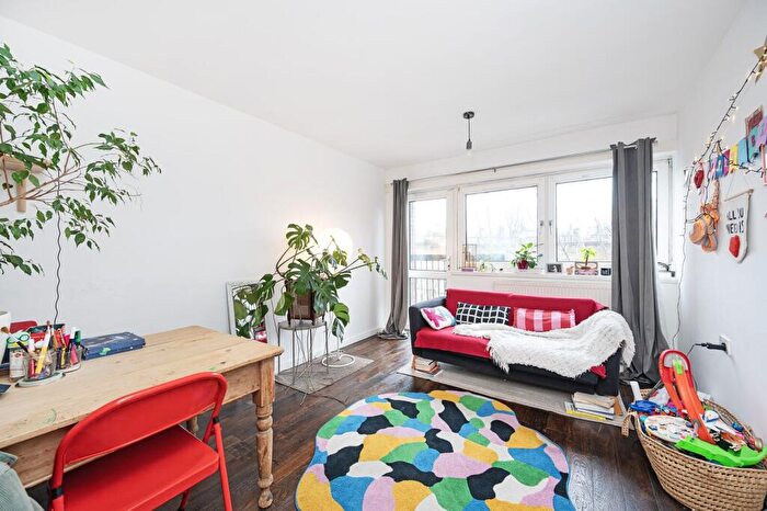 2 Bedroom Flat For Sale In Robinson Road, Bethnal Green, London, E2