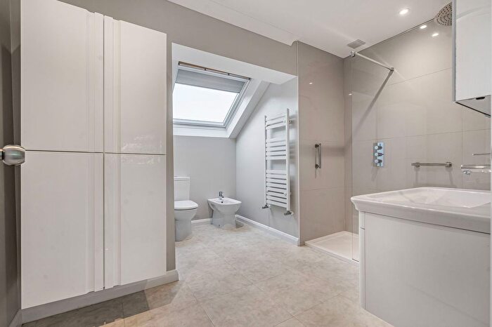 5 Bedroom Detached House For Sale In Kennel Close, Fetcham, KT22