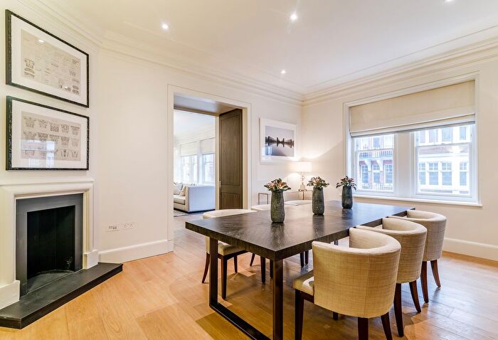 3 Bedroom Flat To Rent In Duke Street, Mayfair, W1K