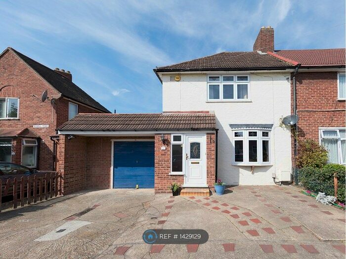 3 Bedroom End Of Terrace House To Rent In Boxoll Road, Dagenham, RM9