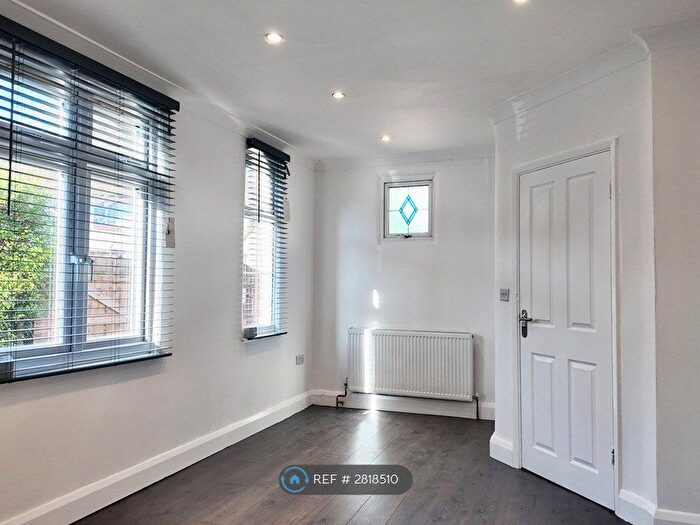 3 Bedroom Detached House To Rent In Alliance Road, London, E13