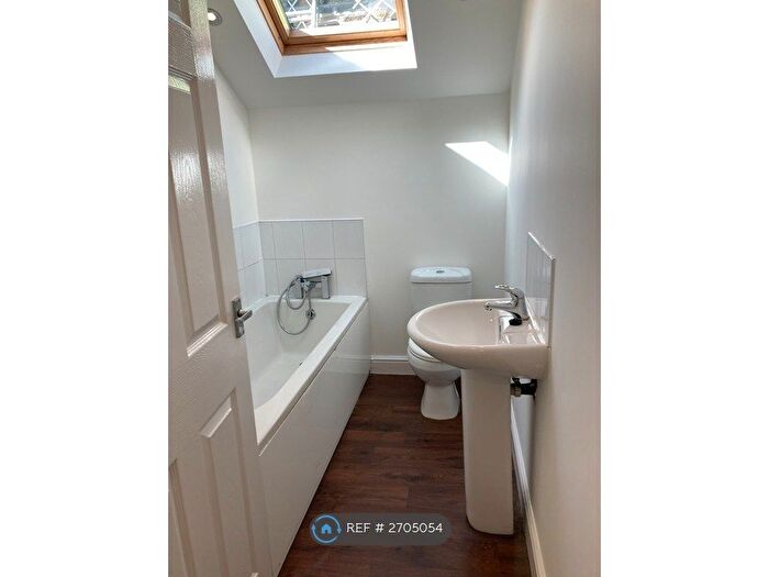 2 Bedroom Flat To Rent In Chapel Lane, Halifax, HX3