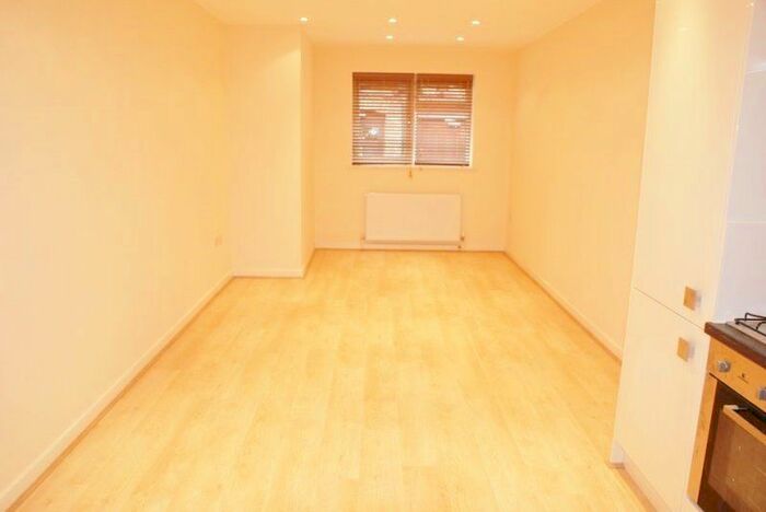 Studio To Rent In Finchley Road, London, NW11