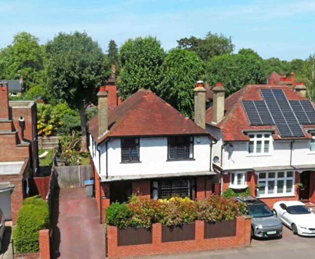 4 Bedroom Detached House For Sale In Bridge Road, Maidenhead, SL6