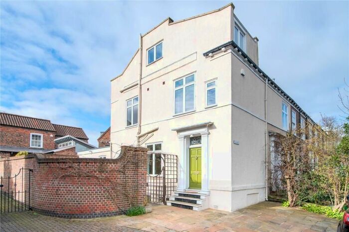 3 Bedroom Town House To Rent In Mount Terrace, York, YO24