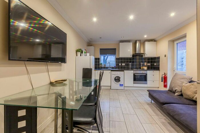 2 Bedroom Flat To Rent In Valmar Road, Camberwell, London, SE5