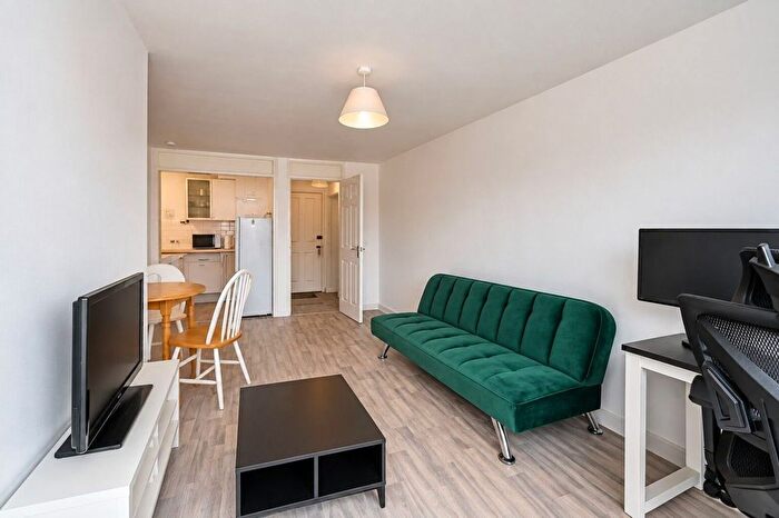 1 Bedroom Flat For Sale In Eastgate Gardens, Guildford, GU1