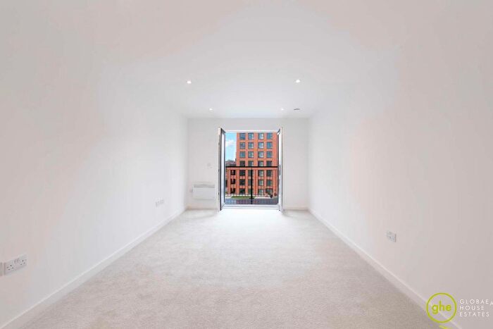 2 Bedroom Flat To Rent In Grant Court, Salford, Manchester, M5