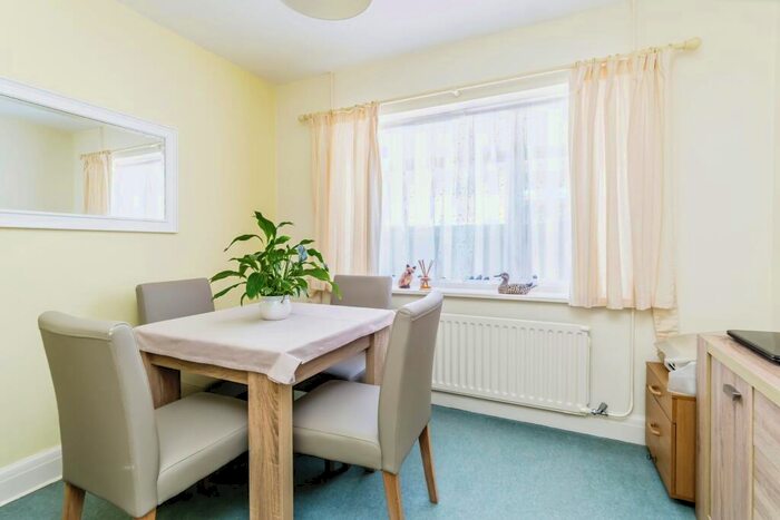 2 Bedroom Bungalow For Sale In Tower View, Croydon, CR0