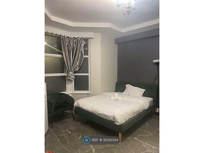 Studio To Rent In Cavendish Road, London, N4