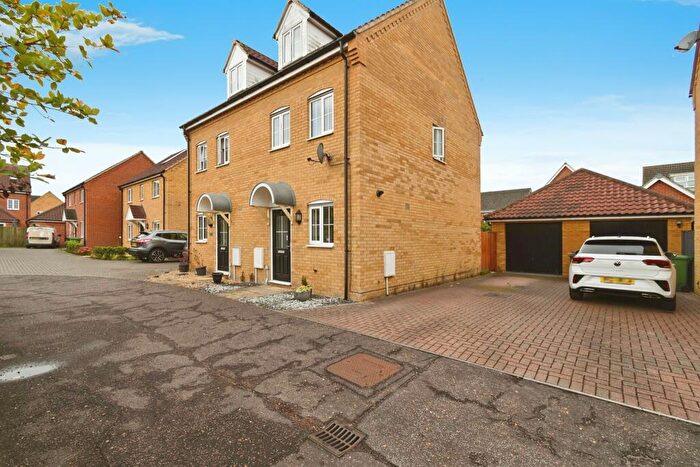3 Bedroom Semi-Detached House For Sale In Robin Avenue, Harleston, IP20