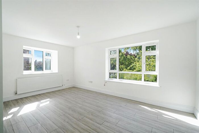 3 Bedroom Flat To Rent In Victoria Road, London, N4