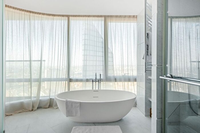 3 Bedroom Flat For Sale In Canaletto Tower, City Road, Angel, EC1V