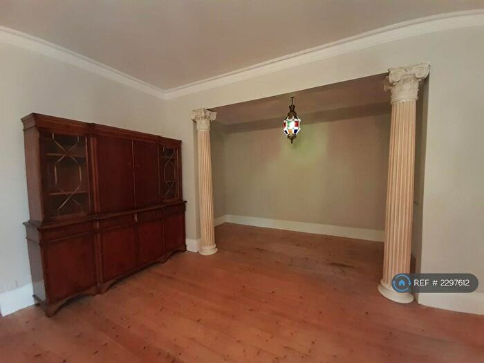 2 Bedroom Flat To Rent In Alderbourne Manor, Gerrards Cross, SL9